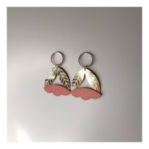 Boucles d’oreilles femme « SARÜ » en laiton plaqué or et plexiglas rouge