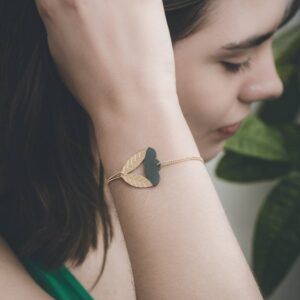 Bracelet femme en plexi vert gravé ~ SARÜ ~