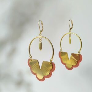 Boucles d'oreilles "Jia" en plexiglas rouge et laiton plaqué or