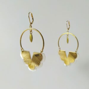 Boucles d'oreilles "Jia" en plexiglas blanc irisé et laiton plaqué or