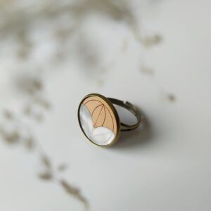 Bague "Naya" en bois de poirier et plexiglas - blanc
