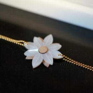 Bracelet femme fleur en bois plexiglas blanc irisé ~ Jill ~
