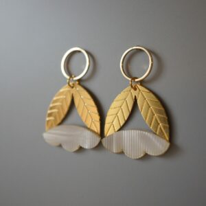 Boucles d'oreilles femme "SARÜ" en laiton plaqué or et plexiglas blanc