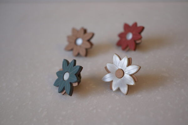 Pin's en bois et plexiglas rouge terracotta~ Jill ~ – Image 2