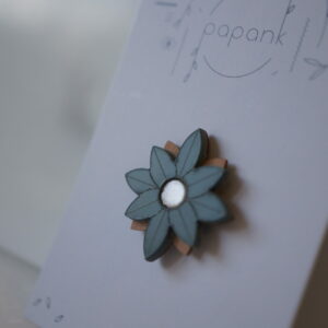 Pin's en bois et plexiglas vert de gris ~ Jill ~