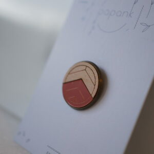 Pin's en bois et plexiglas rouge ~ Naya ~