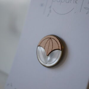Pin's en bois et plexiglas blanc ~ Naya 2 ~
