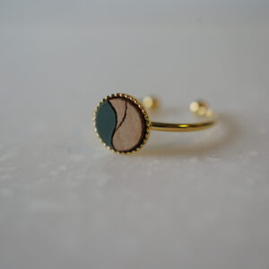 Petite bague "Ieko" en bois de poirier et plexiglas - vert de gris