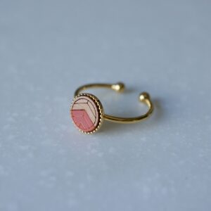 Petite bague "Naya" en bois de poirier et plexiglas - rouge terracotta