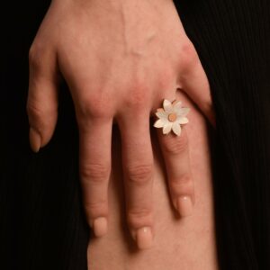 Bague "Jill" en bois de poirier et plexiglas - blanc irisé