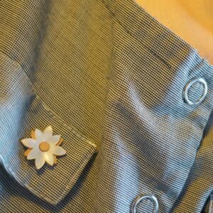 Pin's en bois et plexiglas blanc irisé ~ Jill ~