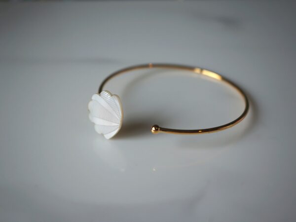 Bracelet femme jonc en plexiglas blanc irisé ~ Gaya ~ – Image 2