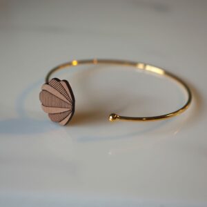Bracelet femme jonc coquillage en bois de poirier ~ Gaya ~